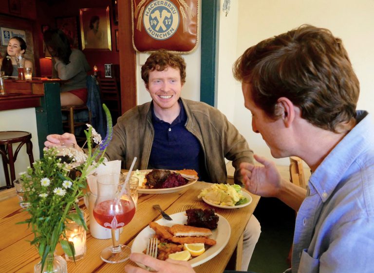 Wie Sie Restaurant-Apps und Gutscheine nutzen, um auf Reisen Geld zu sparen